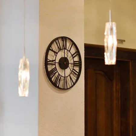 Courtyard Gallery With Free Parking