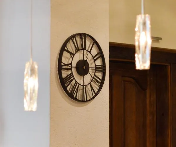 Courtyard Gallery With Free Parking